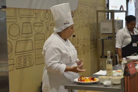 Chef Íris Torres dando aula