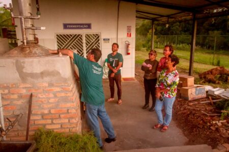 Atuação do grupo 4 estações na visita de pares